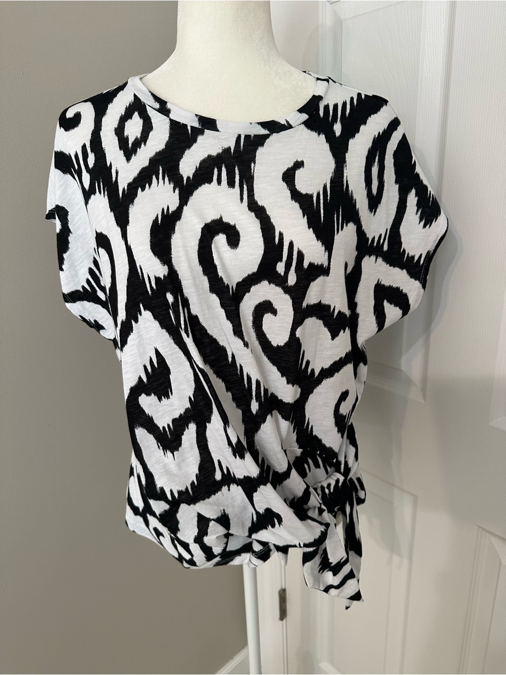 NWT Ann Taylor Black and White Side Tie Short Sleeve Top